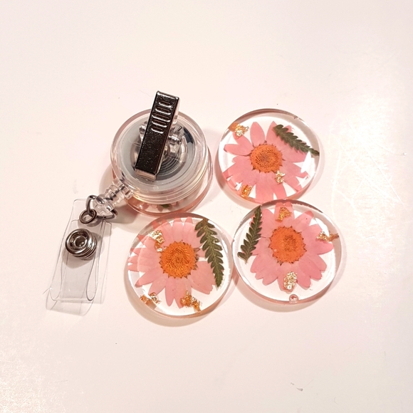 Badge Reel Light Pink Daisy Dried Pressed Flower ( Hand Made) - Picture 2 of 3